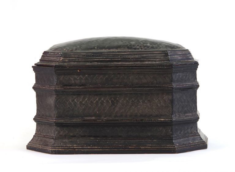 หีบผ้าแปดเหลี่ยม