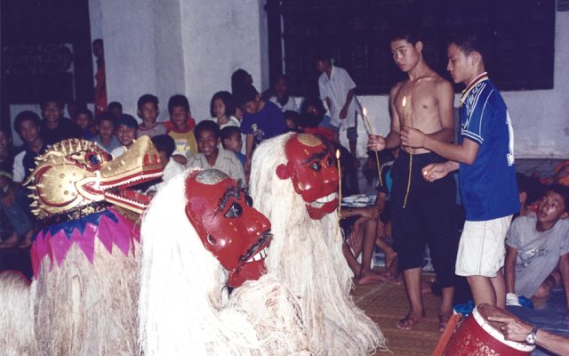 ปู่เยอและย่าเยอเข้าไปทำบุญในวัดหลังจากเข้าขบวนแห่ขึ้นปีใหม่ลาวที่หลวงพระบาง